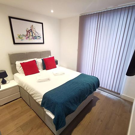 City Prime Apartments Londra Dış mekan fotoğraf A bedroom in a serviced apartment in London