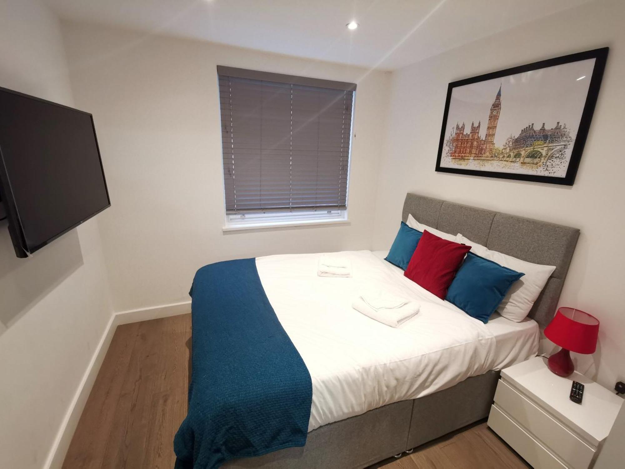 City Prime Apartments Londra Dış mekan fotoğraf A bedroom in a serviced apartment in London