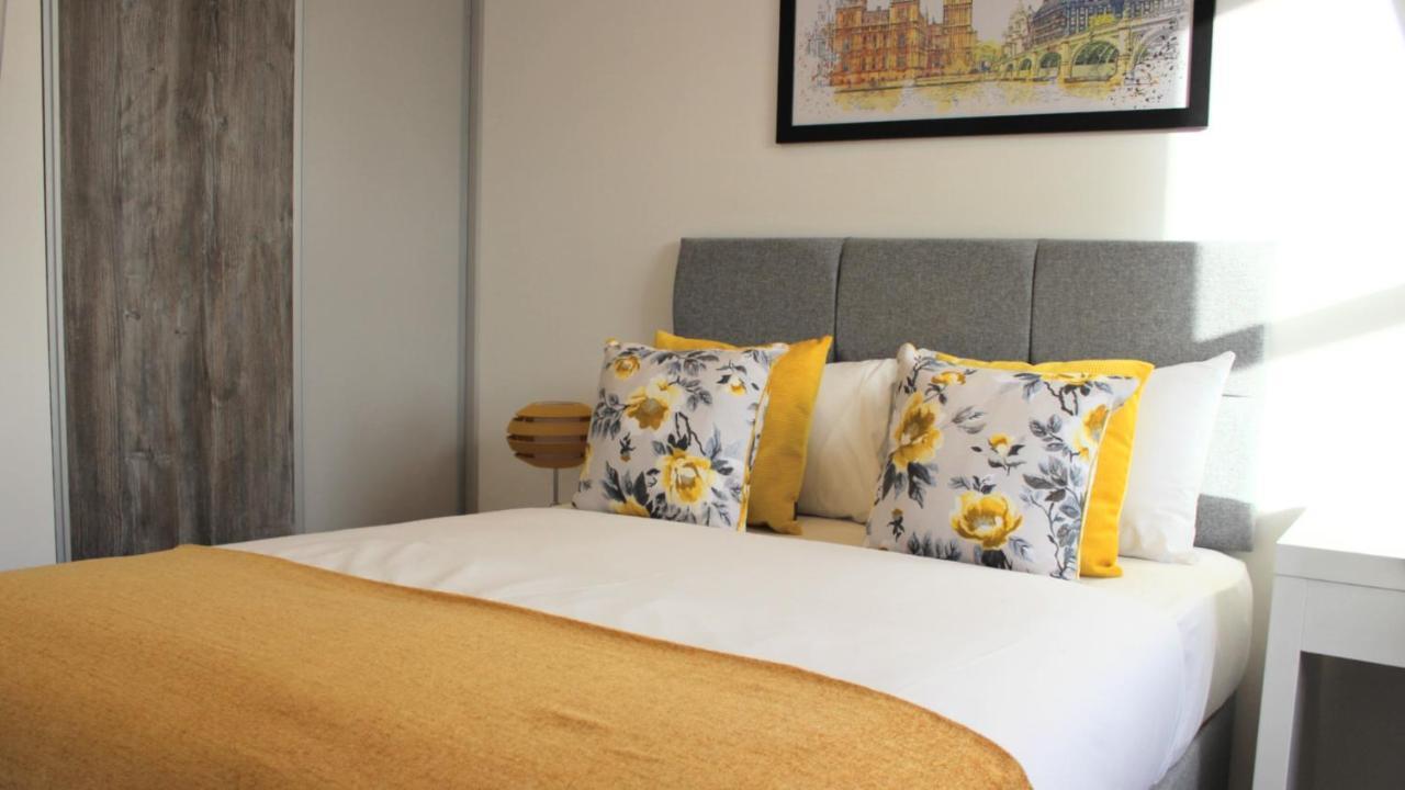 City Prime Apartments Londra Dış mekan fotoğraf A bed with cushions