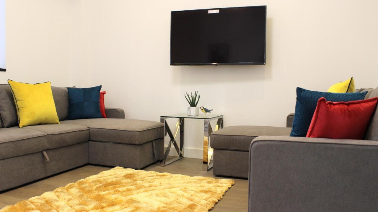 City Prime Apartments Londra Dış mekan fotoğraf A living room with a flat screen television