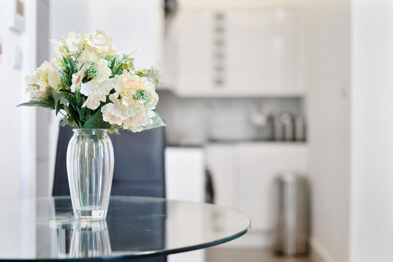 City Prime Apartments Londra Dış mekan fotoğraf A vase of flowers