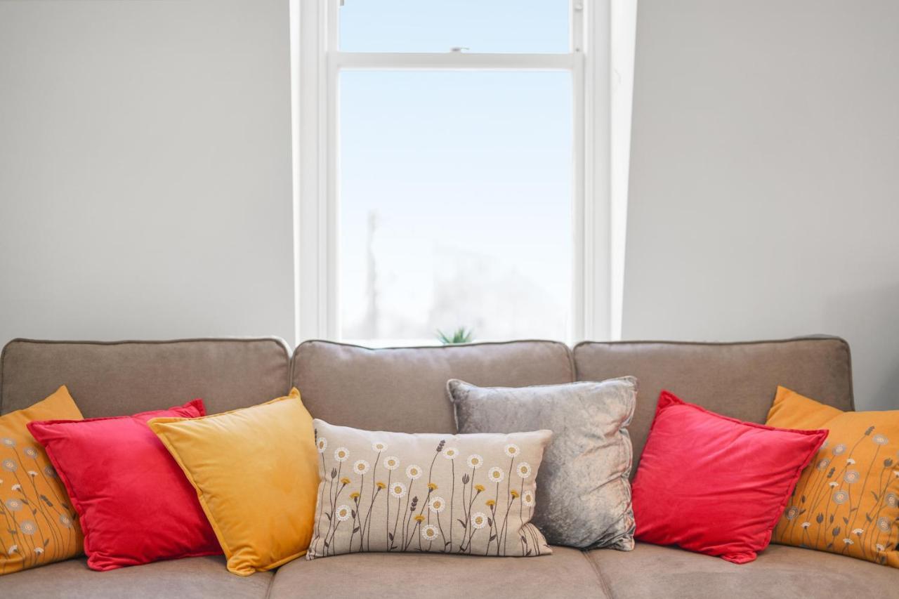 City Prime Apartments Londra Dış mekan fotoğraf Cushions on a sofa