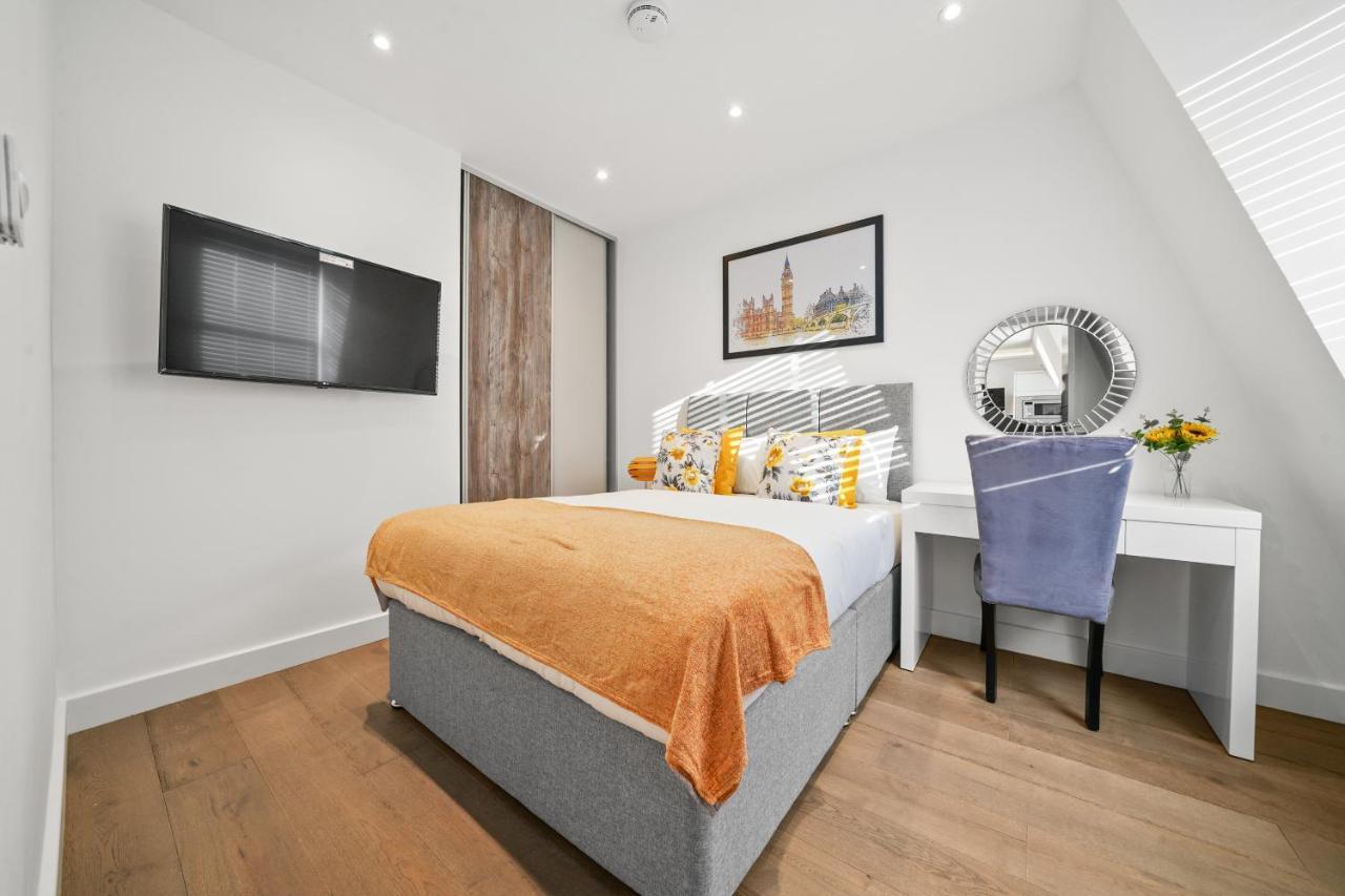 City Prime Apartments Londra Dış mekan fotoğraf A bedroom in a serviced apartment in London