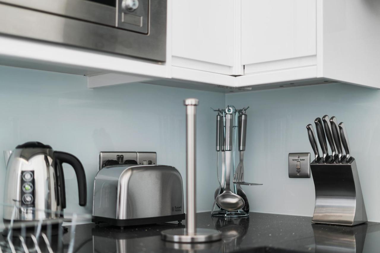 City Prime Apartments Londra Dış mekan fotoğraf A vertical paper towel holder